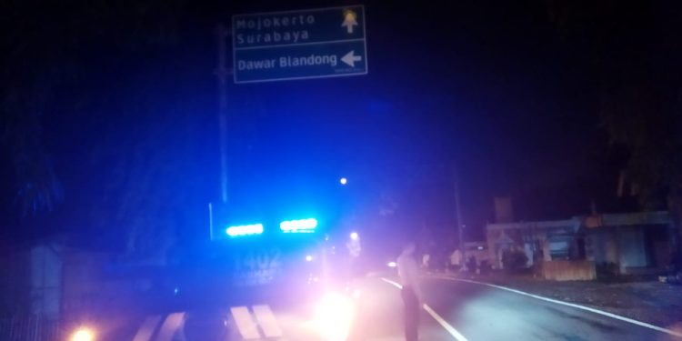 Anggota Polsek Mantup Polres Lamongan melaksanakan patroli ke perbatasan untuk cegah gesekan perguruan silat