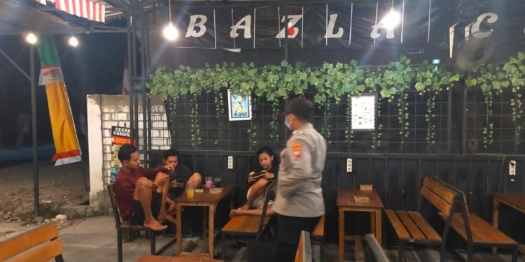 Polsek Kembangbahu Polres Lamongan Polda Jatim melaksanakan kegiatan patroli dialogis ke tempat keramaian di Warkop