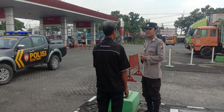 Personil Polsek Tikung Polres Lamongan Laksanakan Pengecekan Rutin SPBU Cegah Kecurangan