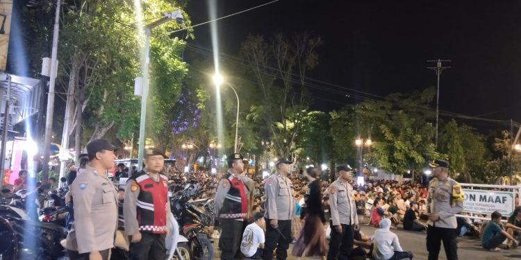 Kapolsek Lamongan Kota Polres Lamongan pimpin pam nobar Indonesia vs Guinea