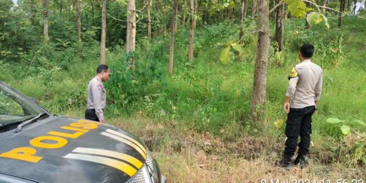 Rutin, Anggota Polsek Mantup Polres Lamongan melaksanakan patroli wilayah hutan untuk cegah bencana alam terjadi