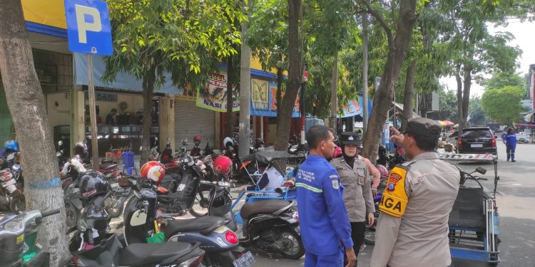 Patroli binluh antisipasi curanmor Polsek Lamongan Kota Polres Lamongan di parkiran pasar tingkat