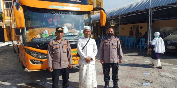Anggota Polsek Babat melaksanakan Pengamanan pemberangkatan para Jamaah Haji Tahun 2024 di wilayah Babat