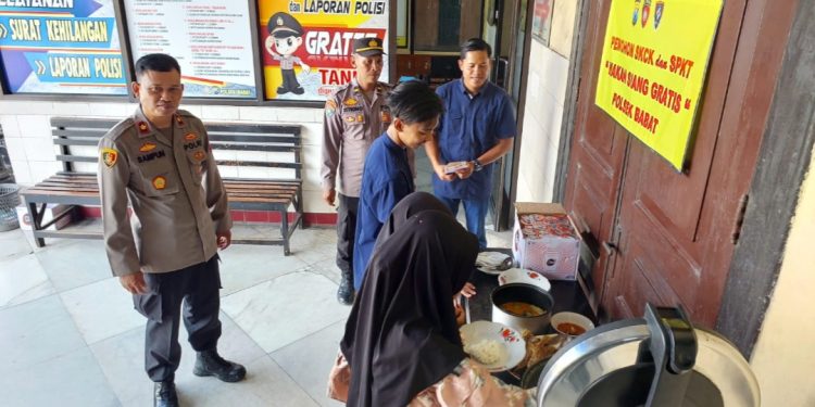 Polsek Babat memberikan pelayanan terbaik kepada masyarakat juga sedikan makan gratis
