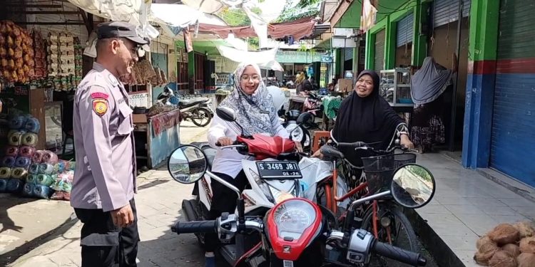 Patroli Dialogis Polsek Sugio Polres Lamongan Di Pasar Desa Sugio, Himbau Warga untuk Waspada Curanmor