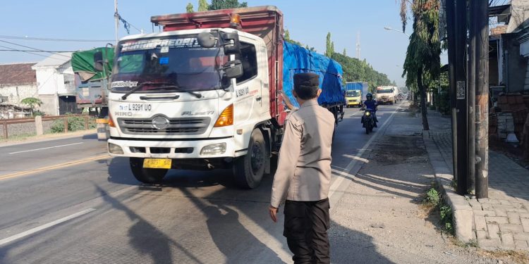GIAT COMMANDER WISH PAGI POLSEK DEKET POLRES LAMONGAN BANTU MASYARAKAT