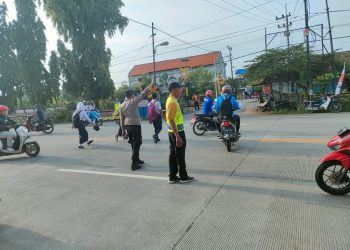 GIAT COMMANDER WISH PAGI POLSEK DEKET POLRES LAMONGAN BANTU MASYARAKAT DAN ANAK SEKOLAH