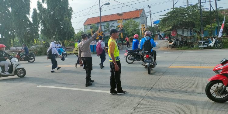 GIAT COMMANDER WISH PAGI POLSEK DEKET POLRES LAMONGAN BANTU MASYARAKAT DAN ANAK SEKOLAH