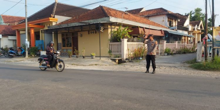 Polsek Kembangbahu Polres Lamongan Polda Jatim melaksanakan pengaturan lalu lintas dipagi hari