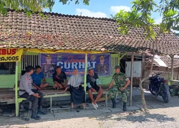 Polsek Maduran Polres Lamongan Polda Jatim Melaksanakan Jumat Curhat Bersama TNI Di Warung Kopi Desa Pangean