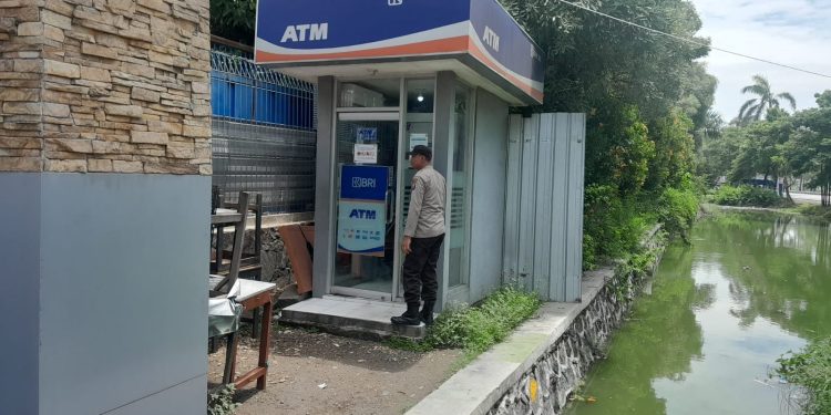 PATROLI PERBANKKAN DAN ATM DIWILAYAH KECAMATAN DEKET OLEH ANGGOTA POLSEK DEKET POLRES LAMONGAN