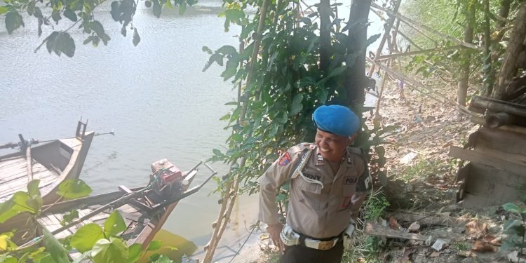 Aipda H. Rouf M Pimpin Pantau Bengawan Solo yang Lintasi Wilhuk Polsek Karanggeneng Polres Lamongan Polda Jatim, antisipasi tanah longsor