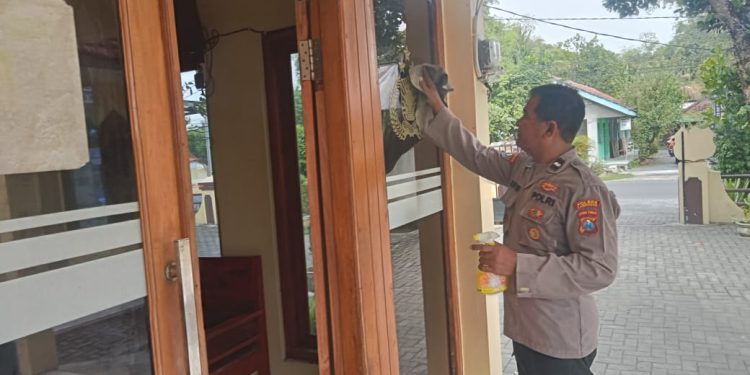 Semprotkan Cairan Desinfektan di seluruh Ruangan Mapolsek Karanggeneng Polres Lamongan Polda Jatim
