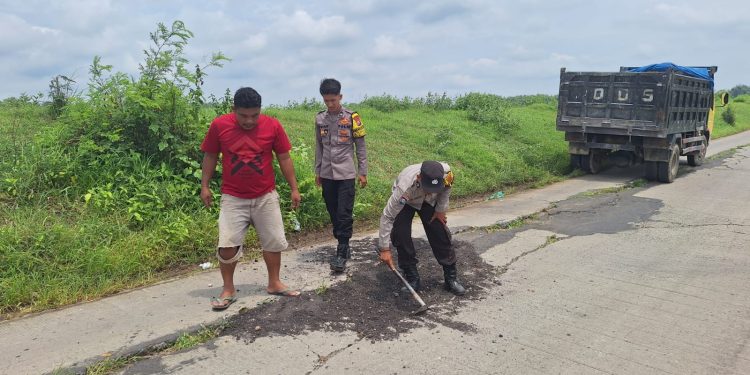 Polsek Solokuro Laksanakan Pengurukan Jalan Berlubang untuk Cegah Laka Lantas
