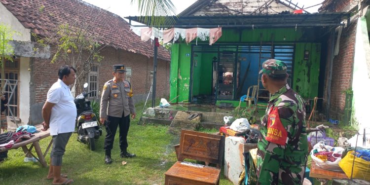 Kapolsek Sugio Bersama Damkar dan Warga Gotong Royong Padamkan Kebakaran Rumah di Lawanganagung