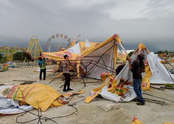Pamapta Polres Lamongan Bantu Evakuasi Kejadian Puting Beliung di Lapangan Gajah Mada