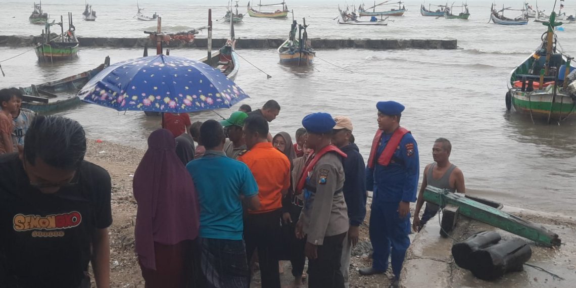 Tanggap Cepat Satpolairud Polres Lamongan Tangani Laporan Perahu Nelayan Belum Kembali, Seluruh Korban Selamat