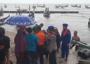 Tanggap Cepat Satpolairud Polres Lamongan Tangani Laporan Perahu Nelayan Belum Kembali, Seluruh Korban Selamat