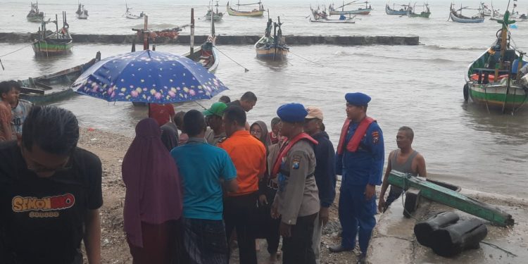 Tanggap Cepat Satpolairud Polres Lamongan Tangani Laporan Perahu Nelayan Belum Kembali, Seluruh Korban Selamat