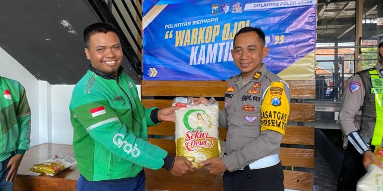 Polantas Menyapa Warkop Ojol Kamtibmas, Satlantas Polres Lamongan Ajak Ojol Tertib Berlalu Lintas dan Peduli Keamanan