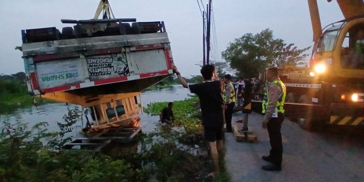 Quick Respon Satlantas Polres Lamongan dan Polsek Karangbinangun Evakuasi Truk Terguling ke Sungai, Perahu Warga Rusak