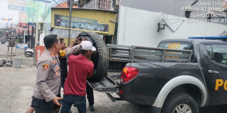 Gerak Cepat Polres Lamongan Tindaklanjuti Laporan Hotline 110, Kemacetan Panjang Akibat Truk Pecah Ban Berhasil Terurai