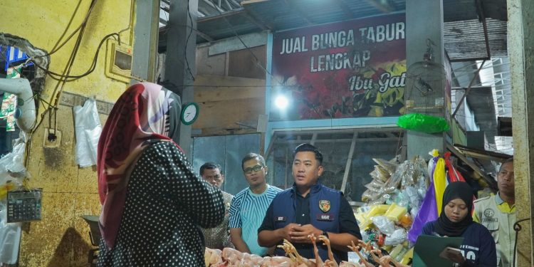 Sidak Langsung, Satgas di Pasar Sidoharjo Rincikan Harga dan Ketersediaan Sembako!