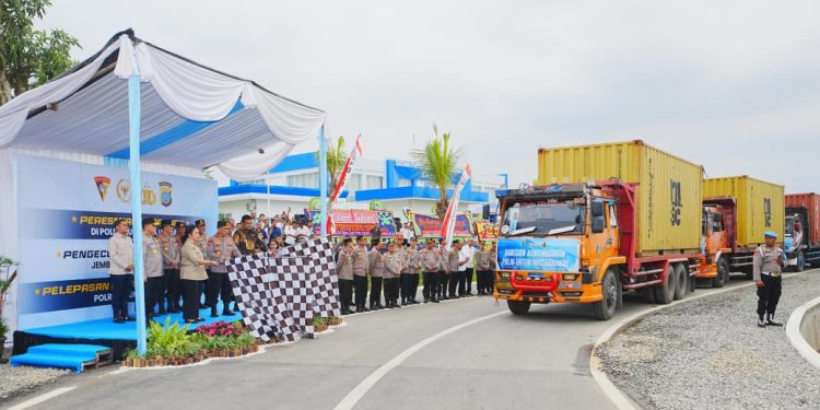 Lepas Bantuan Kemanusiaan 22 Kontainer untuk Korban Bencana Sumatera, Kapolri: Wujud Kehadiran Negara