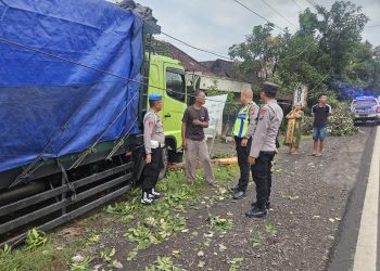 Sat Lantas Polres Lamongan Evakuasi Truk Tabrak Rumah, Nihil Korban Jiwa