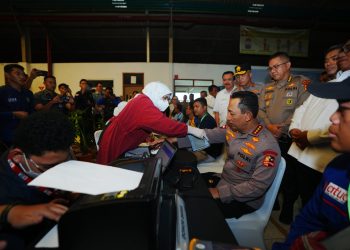 Momen Kapolri Ikut Donor Darah saat Hadiri Baksos HUT ke-53 Buruh KSPSI