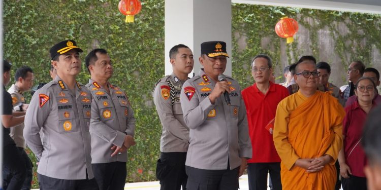 Jogo Jawa Timur : Kapolda Jatim Tinjau Perayaan Imlek di Vihara Buddayana Surabaya