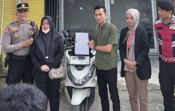 Respons Cepat 110, Pamapta Polres Lamongan Dampingi Warga Soal Tunggakan dan Penyitaan Kendaraan