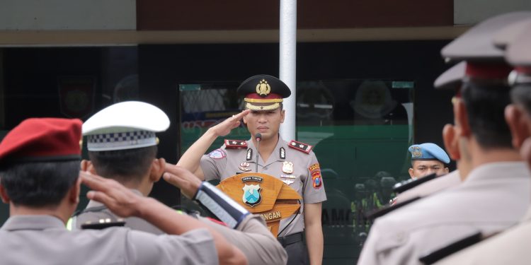 Wakapolres Lamongan Pimpin Apel Jam Pimpinan, Tegaskan Respons Cepat Call Center 110 dan Jaga Citra Institusi!