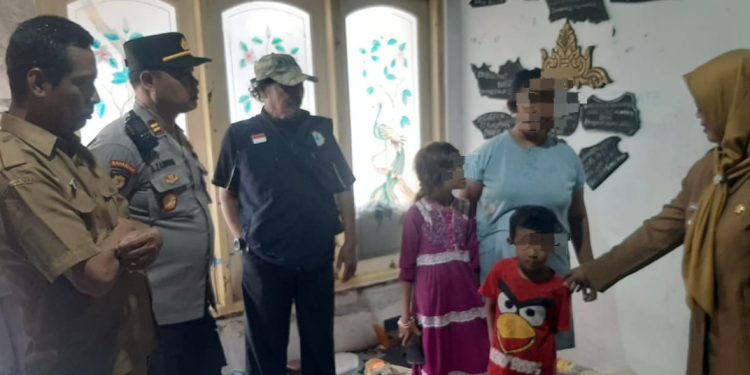 Viral Anak Meminta minta di Paciran, Kapolsek Brondong Bergerak Cepat Gandeng Muspika Telusuri dan Fasilitasi Sekolah Kembali