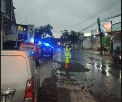 Quick Respond Polsek Mantup, Sigap Bersihkan Kerikil Sisa Banjir Dadakan di Depan Pasar Mantup